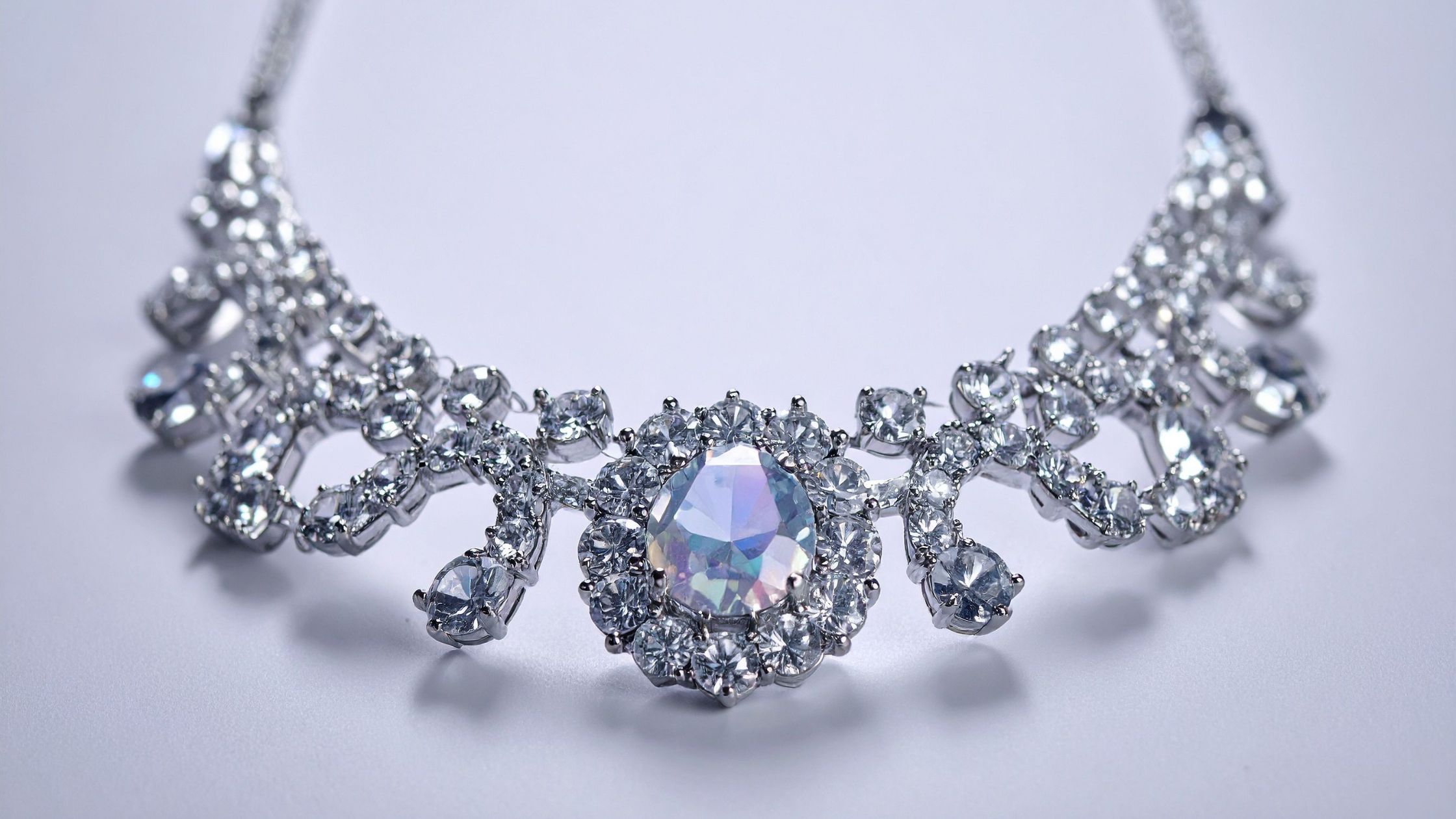 2025 Jewelry Trends: From Lab Diamonds to Colored Gemstones (Jewelry)